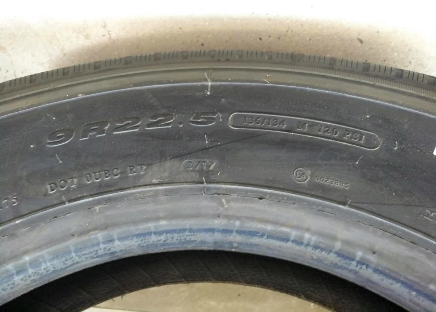 Anti Sideslip Travel Coach Tires 9R22.5 Multitudinous Vertical Tiny Grooves