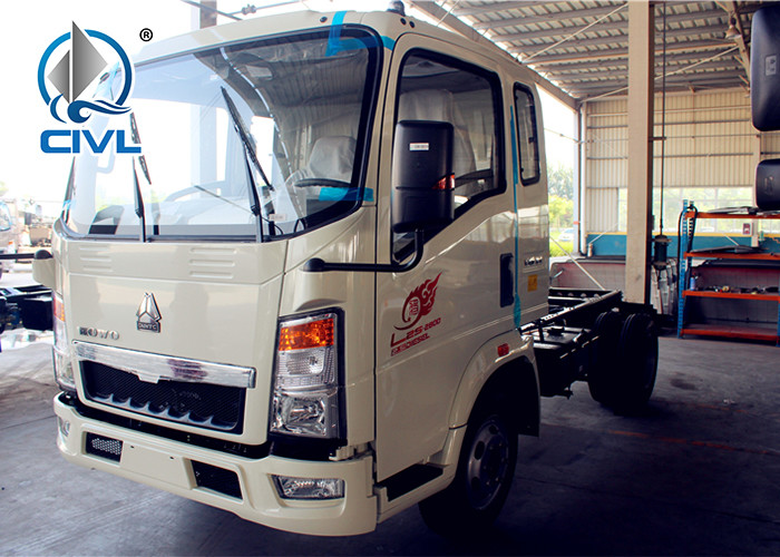 Sinotruk Howo 4X2 One Sleeper Light Duty Commercial Trucks / Mini Box Van Cargo Truck