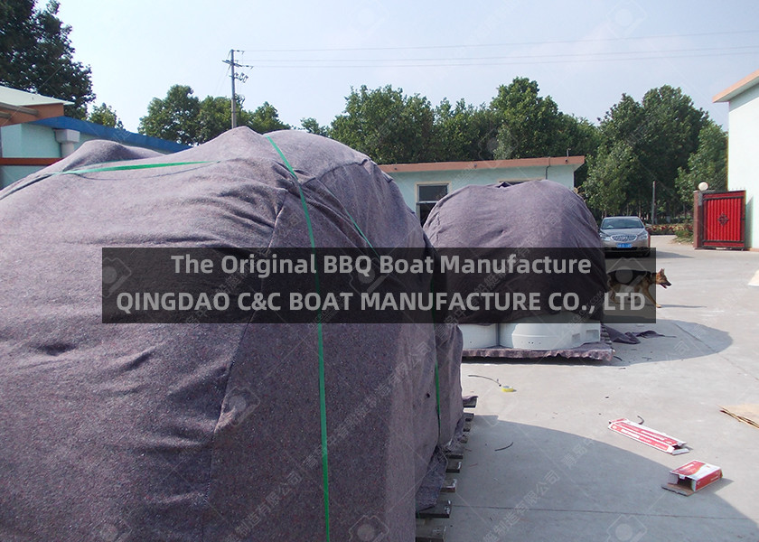 Center Grill 260cm Height LLDPE Bbq Donut Boat