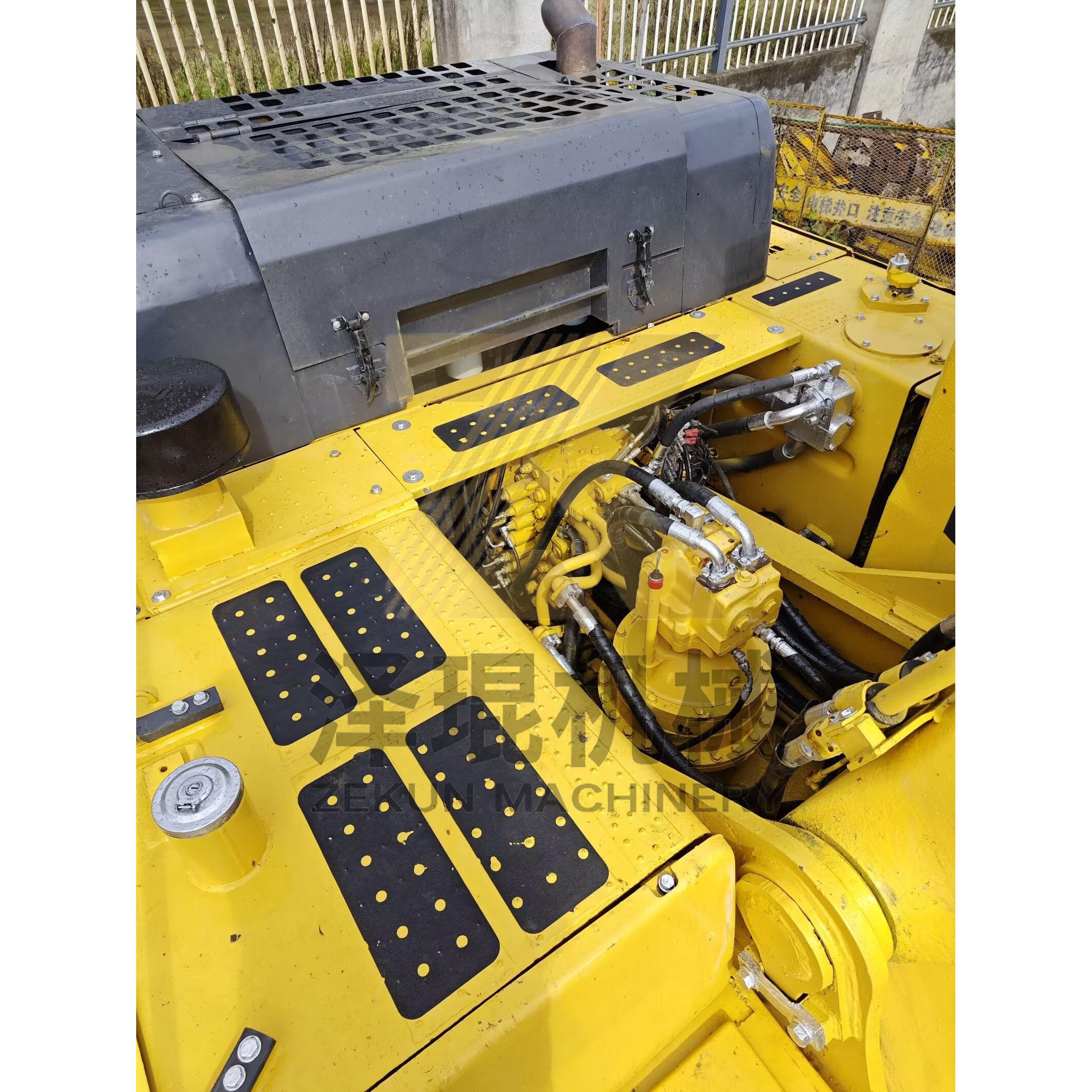 Used Komatsu PC450-8 Excavator with 2.1m3 Bucket Capacity In Shanghai