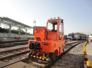 Quality Bidirectional Traction Road Railway Tractors / Railroad Car Mover 2800mm Vehicle Height wholesale