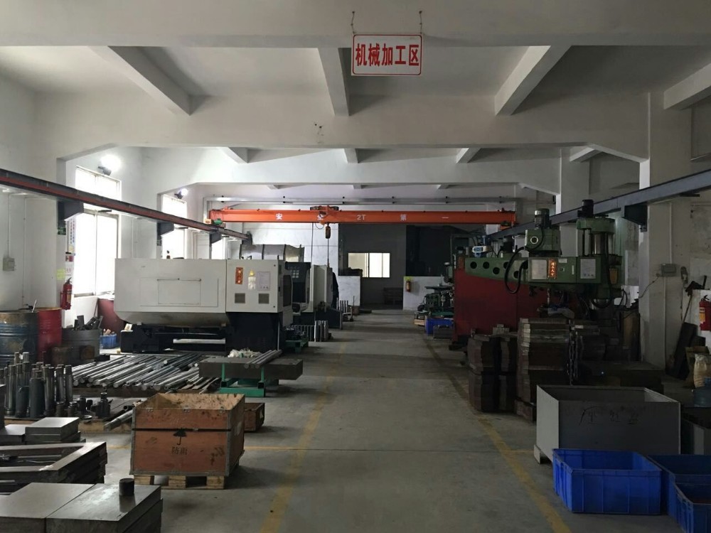 High Safety Level 200 Ton Injection Molding Machine Vertical For Sweep Brush