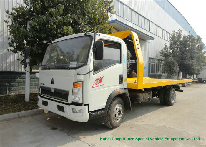 HOWO Light Duty Flatbed Tow Truck Carrier For Car / SUV Road Recovery 3 - 5 Ton