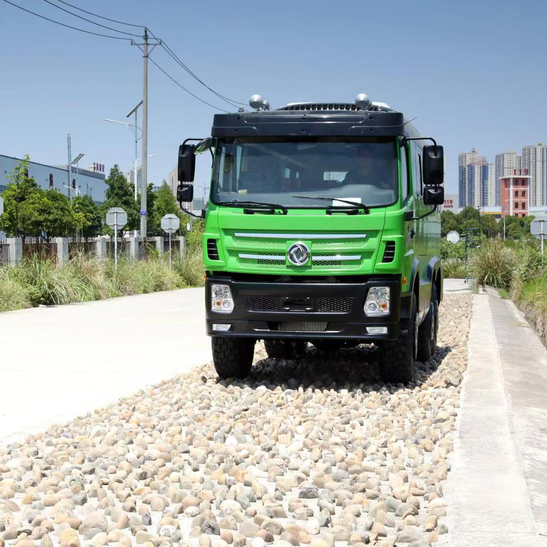 Manual 8-speed Gearbox and 155kw Power 6*6 Desert Passenger Bus for Mining in Dongfeng