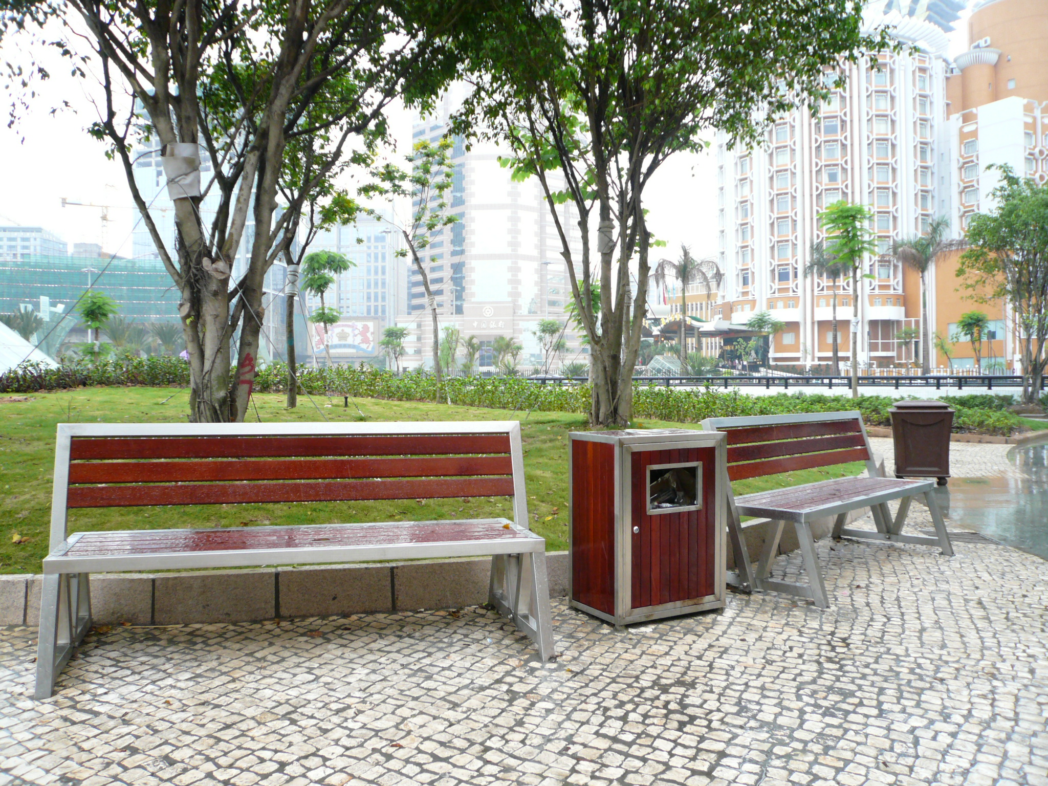 Solid Wood Outdoor Large Planters , Rectangular Flower Planter OEM ODM