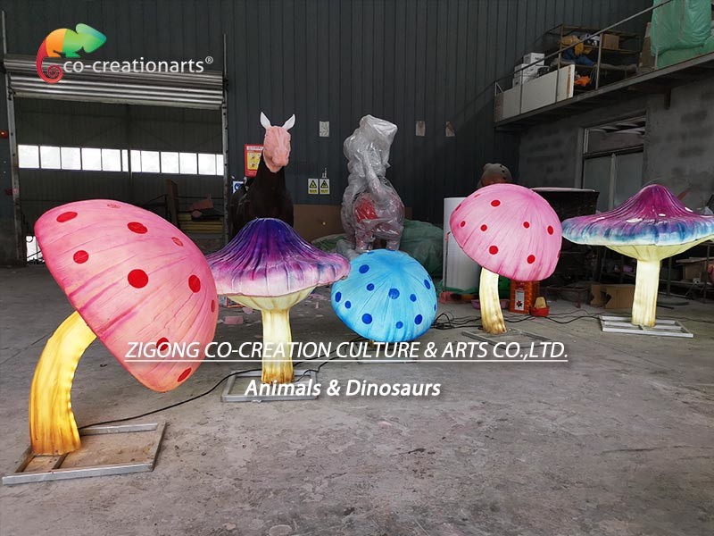 Highly Durable Fiberglass Animatronic Mushrooms Illuminated Animals In Theme Park
