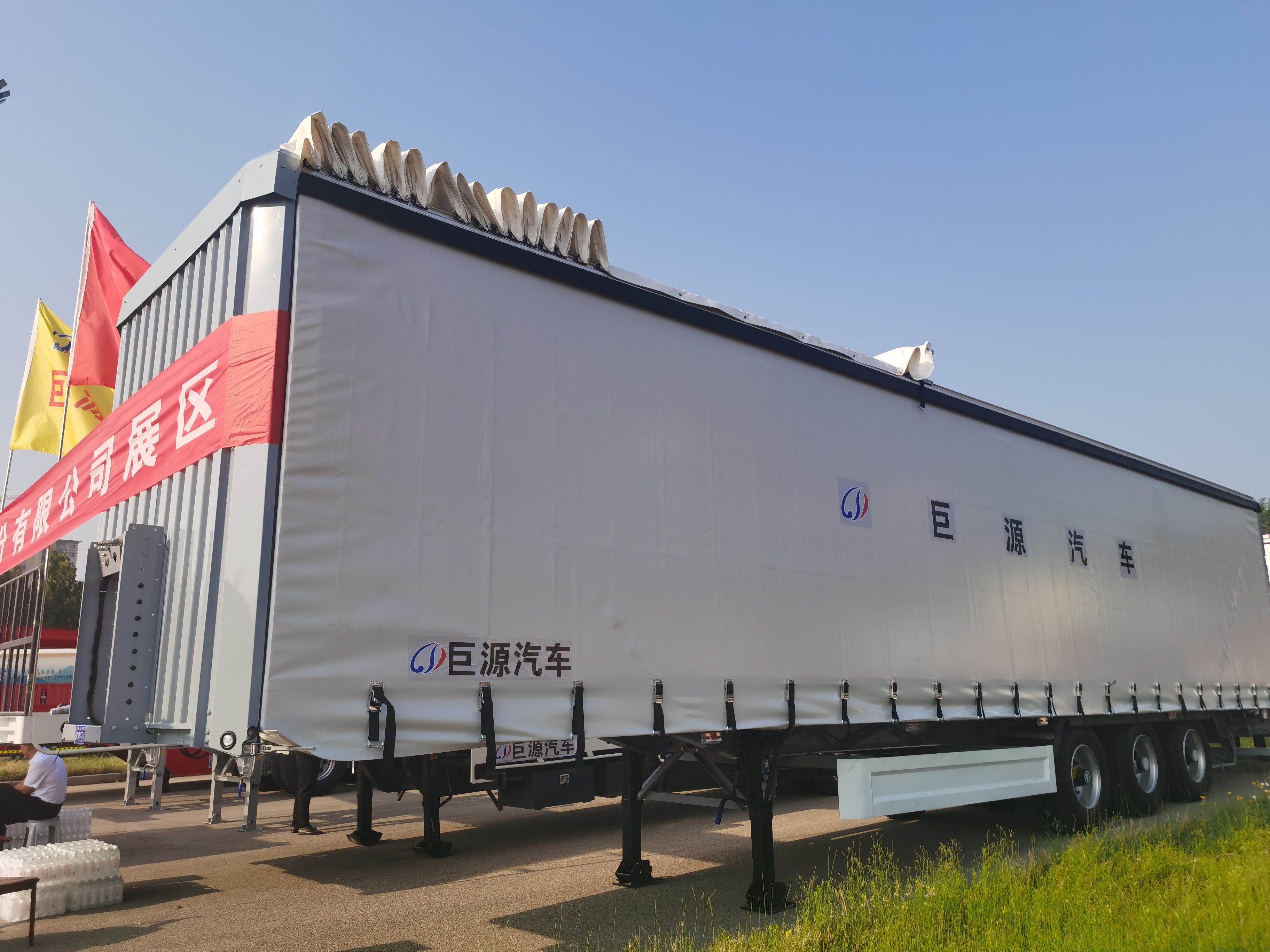 Max Payload 25001-30000 kg Tri-axle Canvas Cover Enclosed Cargo Box Trailer for Russia