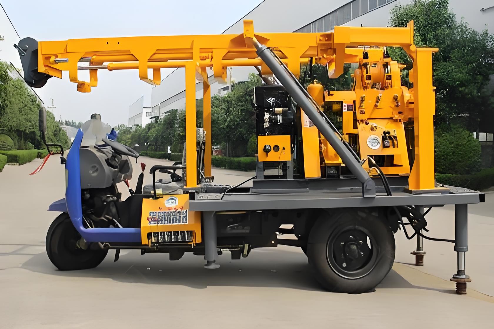 Crawler Mounted Soil Test Core Drilling Machine 200 Meters With Hydraulic Tower