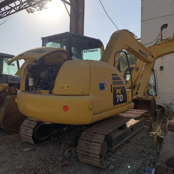 Excavating 7 tons of durable hydraulic track type PC Komatsu 70 second-hand