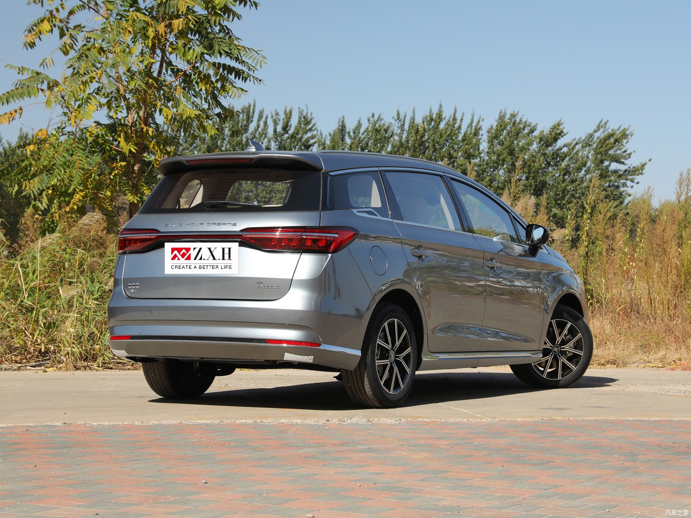 Electric car the flagship B YD Song PLUS made in China a five-door five-seat compact SUV has a range of 505 kilometers new car
