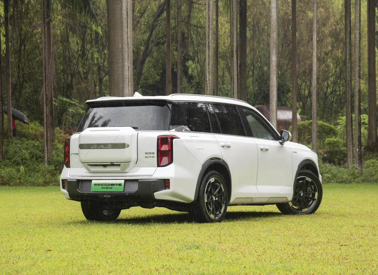 Left Hand Driver Steering Trumpchi ES9 Six Seats Hybrid SUV with Panoramic Sunroof and 8155 Intelligent Car Engine Chip