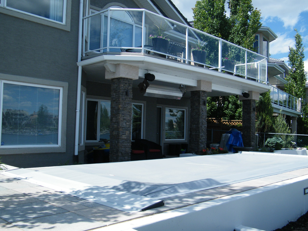 Easy Install Aluminum Glass Railing , Aluminum Building Railing White Color Deck Balustrade For Balcony