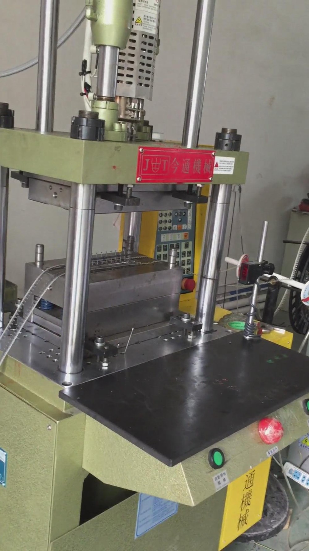Small Size 20T Plastic Vertical Injection Moulding Machine Manufacturers With 0 Mm Open Stroke