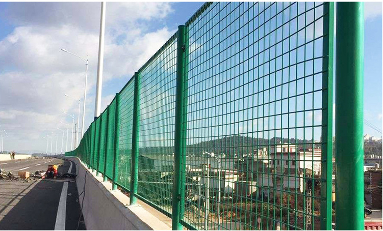 Anti Glare Traffic Barrier Barbed Wire Fence Mesh For Highways Made Of Stainless Steel