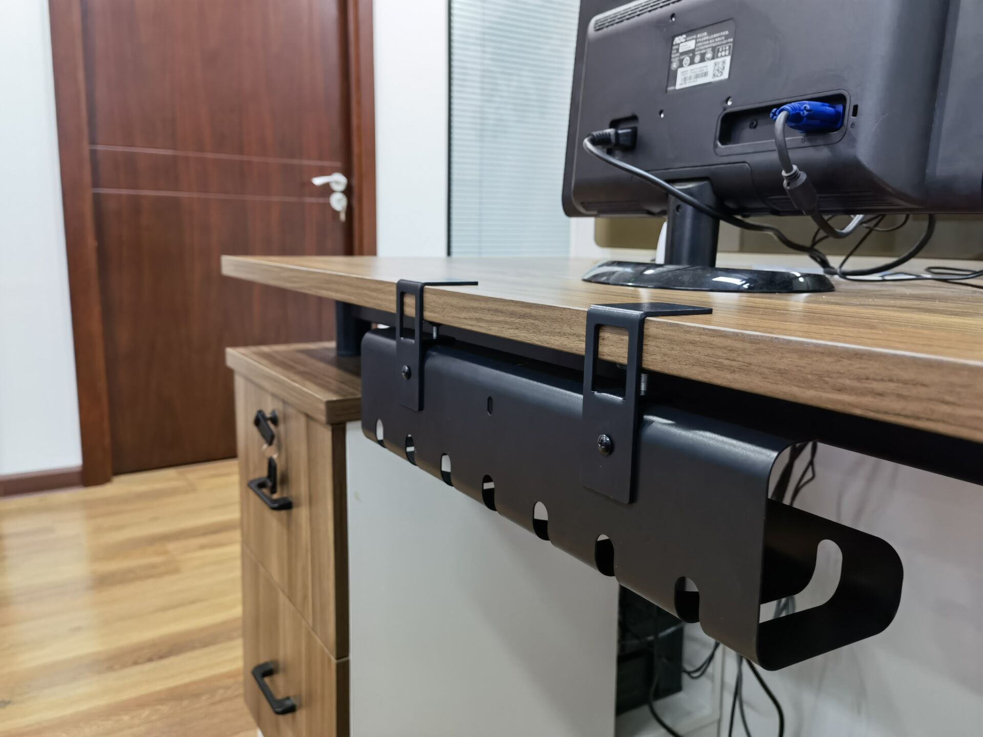 ISO9001 Rohs CE Certified Metal Cable Tray for Space-saving Cable Management in Office