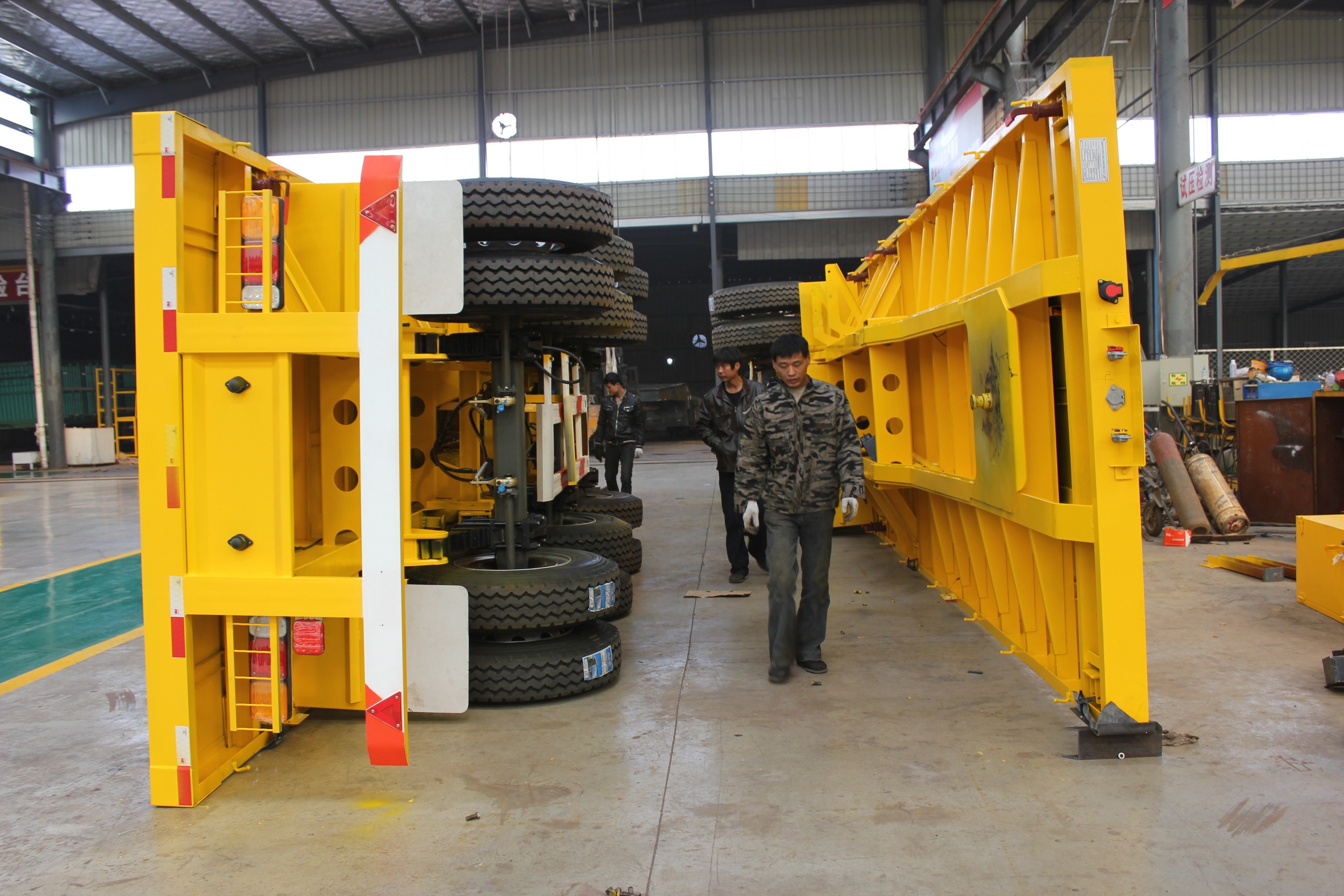 Painting Finish 40ft Container Flatbed Trailer with 2.5mm Chequer Plate Floor and Design