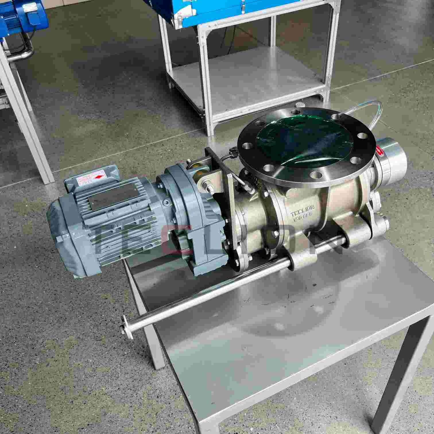 Stainless steel rotary valve with large flow cross-section, suitable for pneumatic conveying