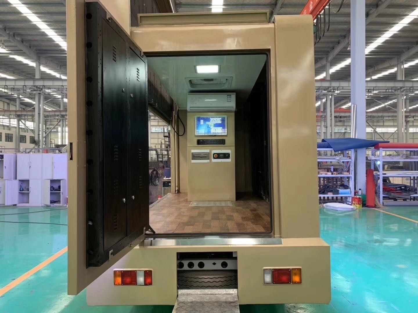 Isuzu Outdoor Mobile LED Screen Advertising Display Billboard Trucks