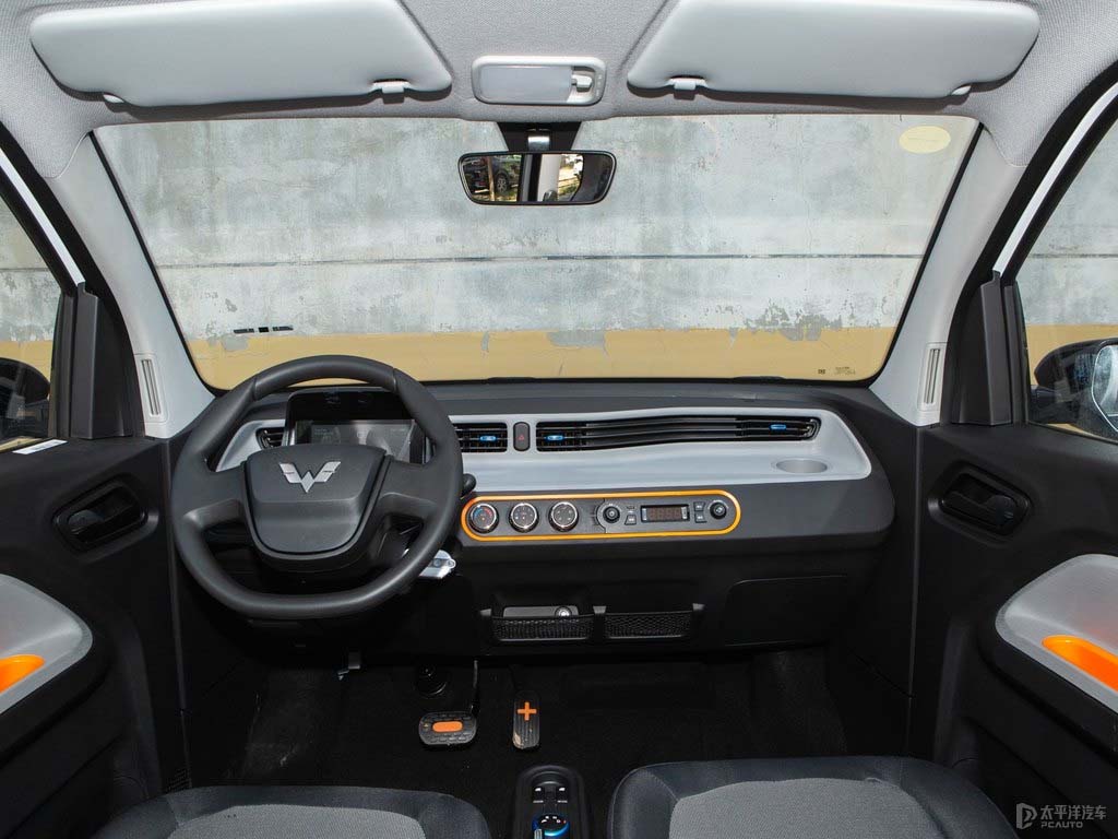 Small mini electric vehicle made in China spot sale by SAIC Wuling