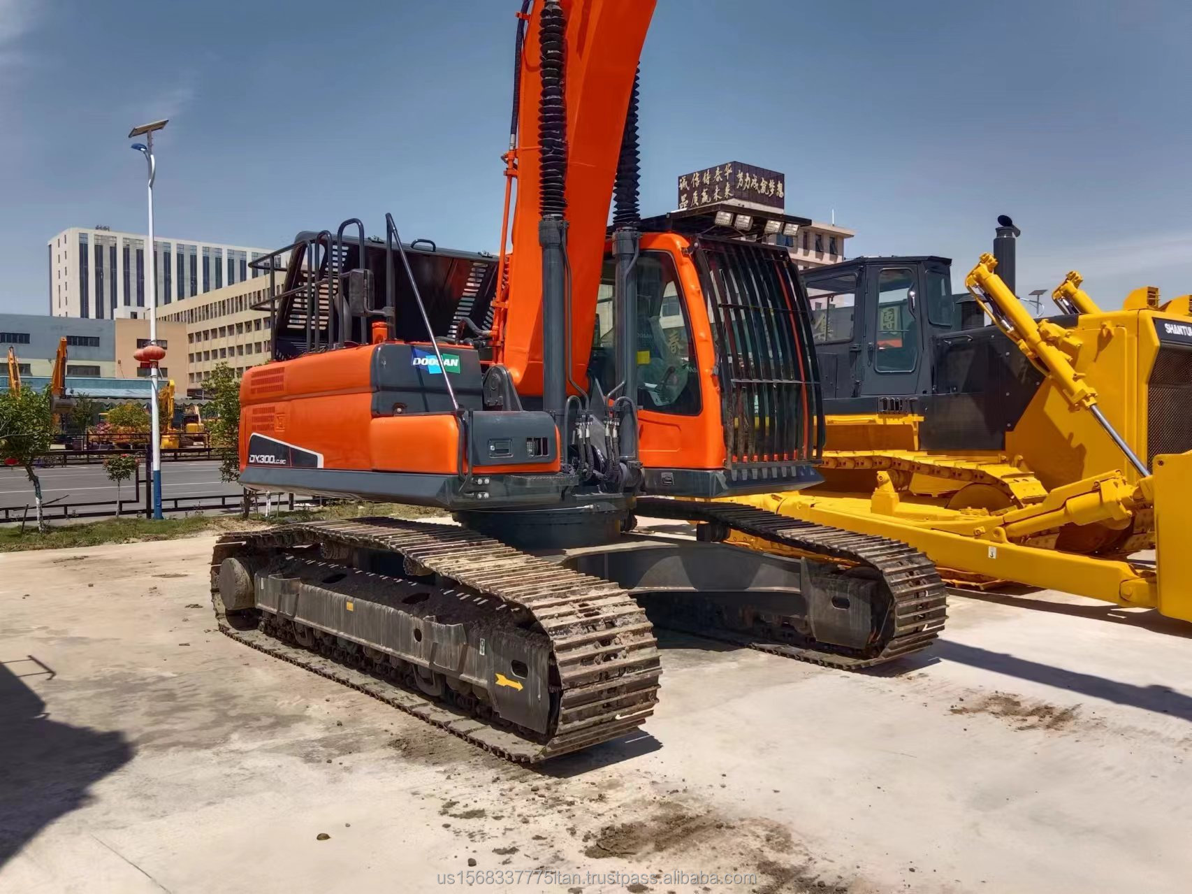 30TON Used DOOSAN DX300 Excavator with Good Efficiency and Original Hydraulic Cylinder