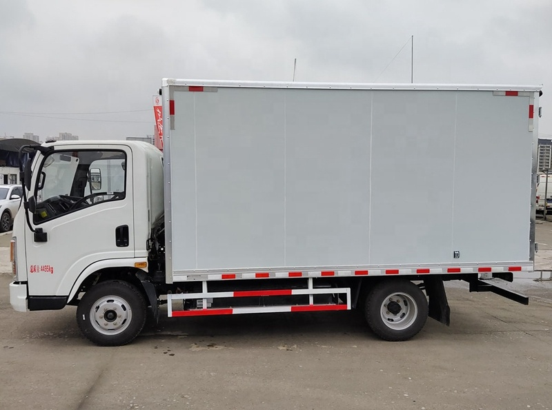 Dongfeng 4x2 Electric Van Cargo Truck 4000x2050x2000 mm Cummins Manual Euro 5 Cylinders 4