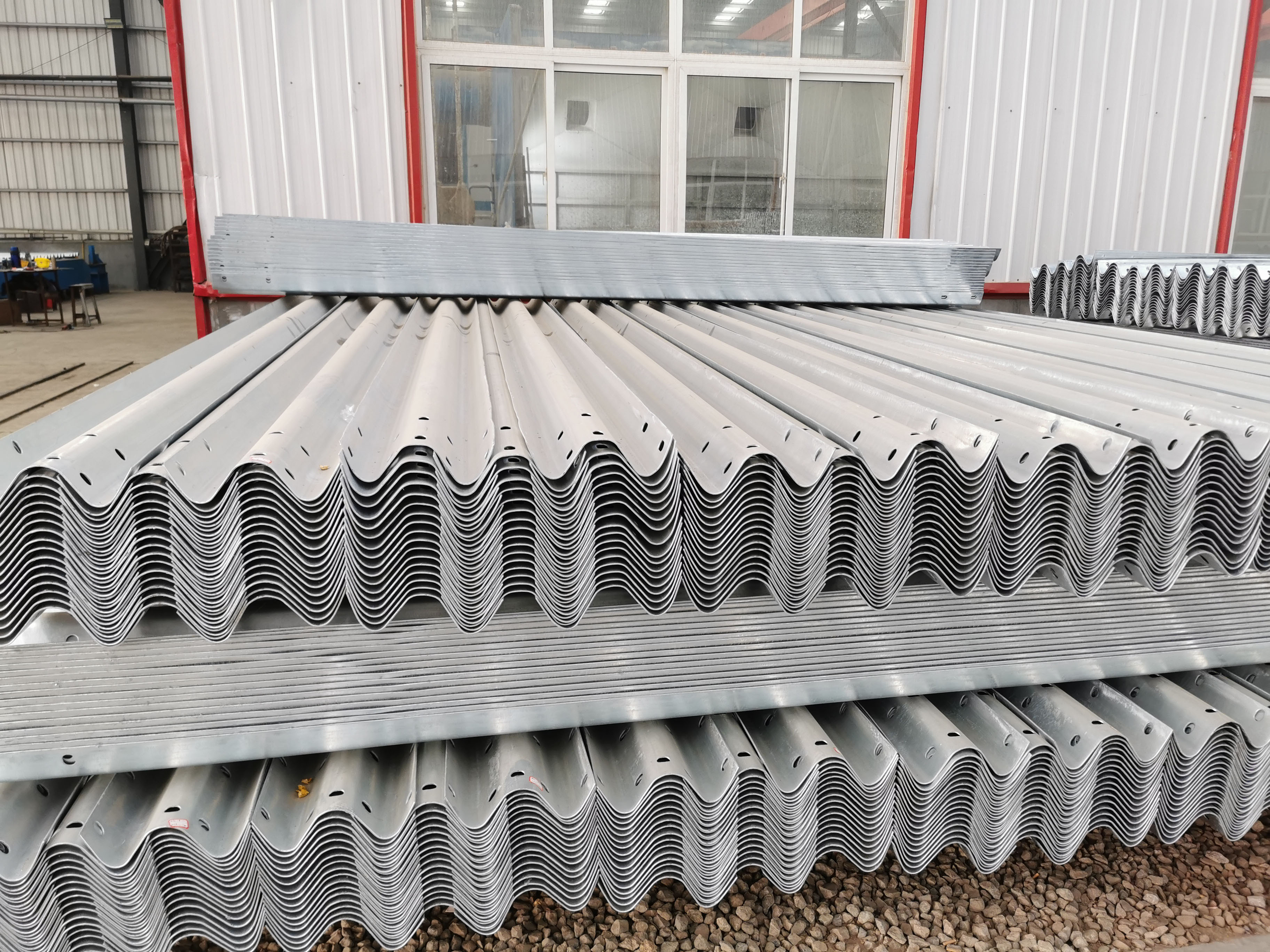Hot Galvanized Cold Rolled Technology Customized W Beam Highway Guardrail Traffic Barrier
