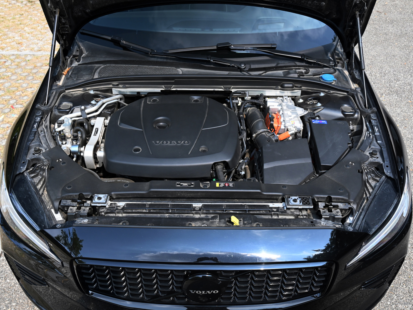 Experience the Best of Both Worlds with the 2023 Volvo S60 High Speed Long Range and Plug-in Hybrid