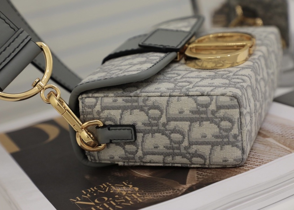 30 Montaigne's Collection One Shoulder Handbag 17.5cm Length Elegant Look