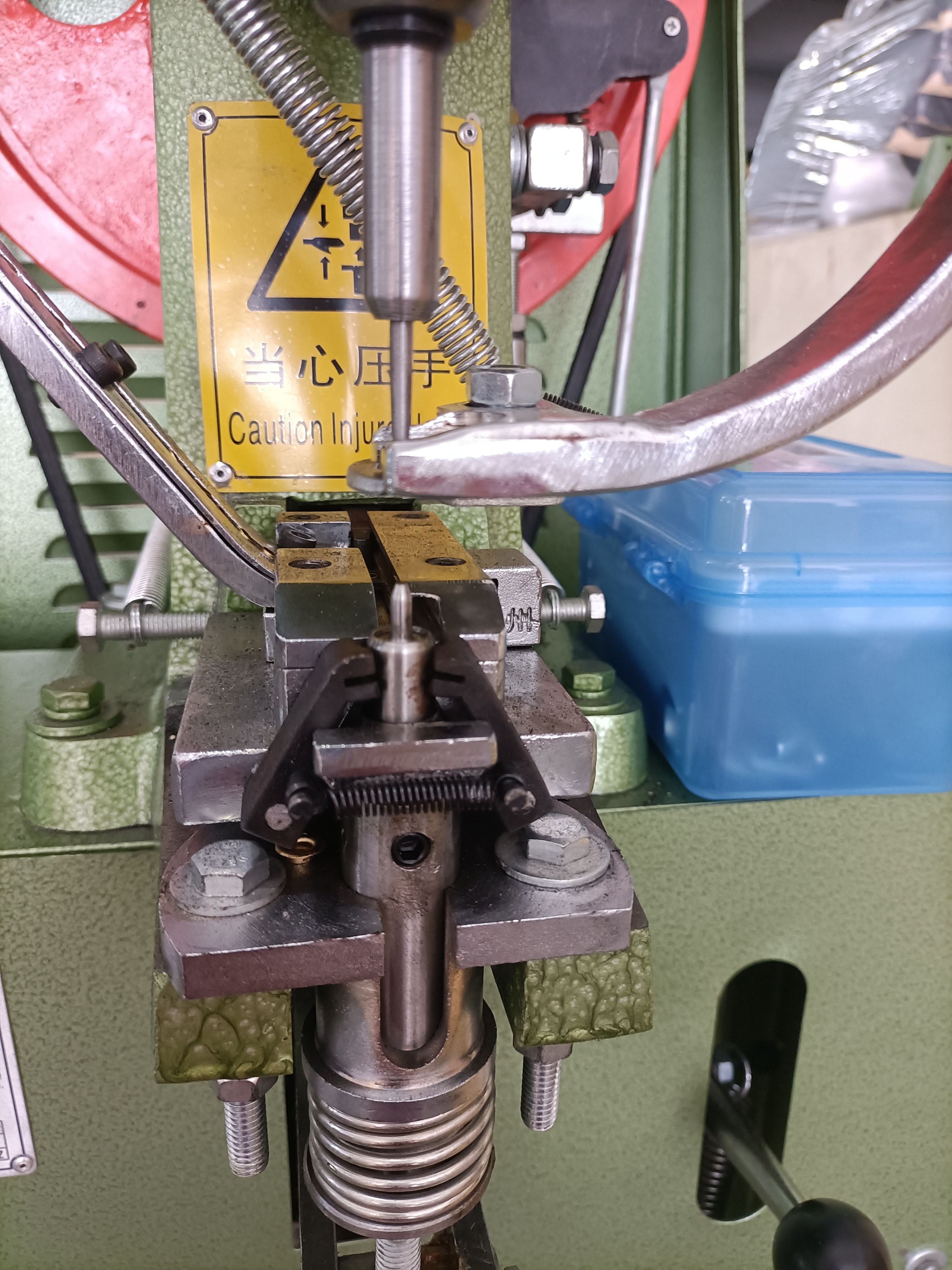 FOSHAN Footwear Machine Automatic Eyelet Machine for Shoe Eyelet Riveting Weight 230KG Machine Dimensions 550*600*1430mm
