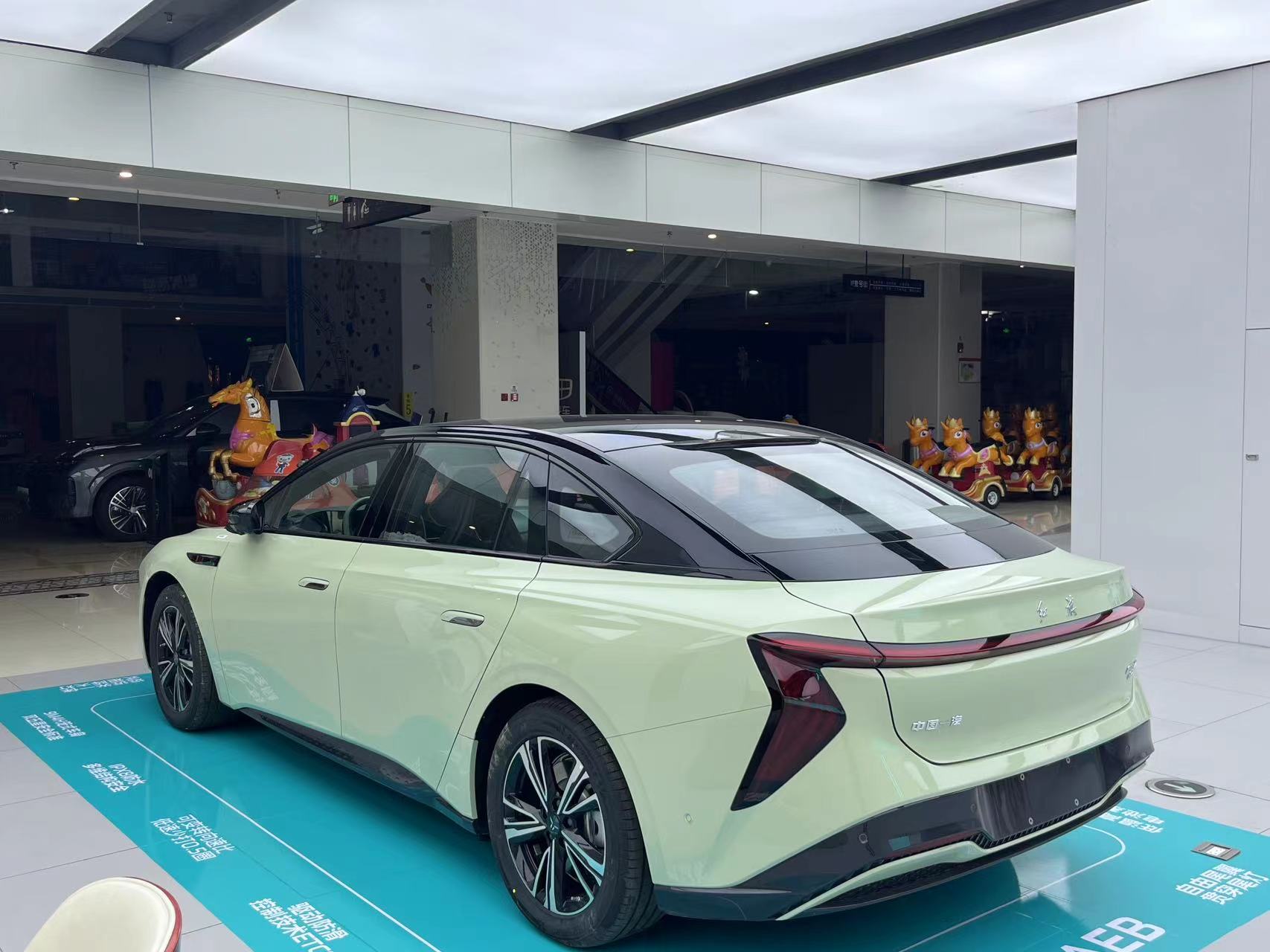 2024 Hongqi EH7 Pure Electric Vehicle with Maximum Torque of 450 Nm and Energy Efficiency by FAW Cars