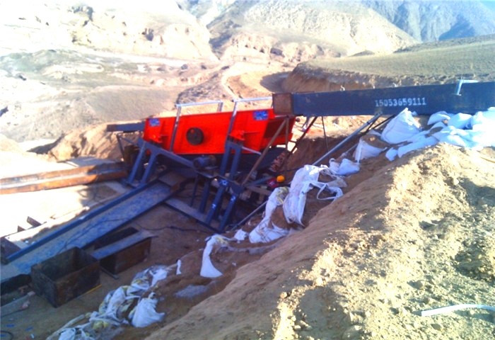 Double Deck Vibrating Screen Gold Mining Machine Processing Capacity 150t/H