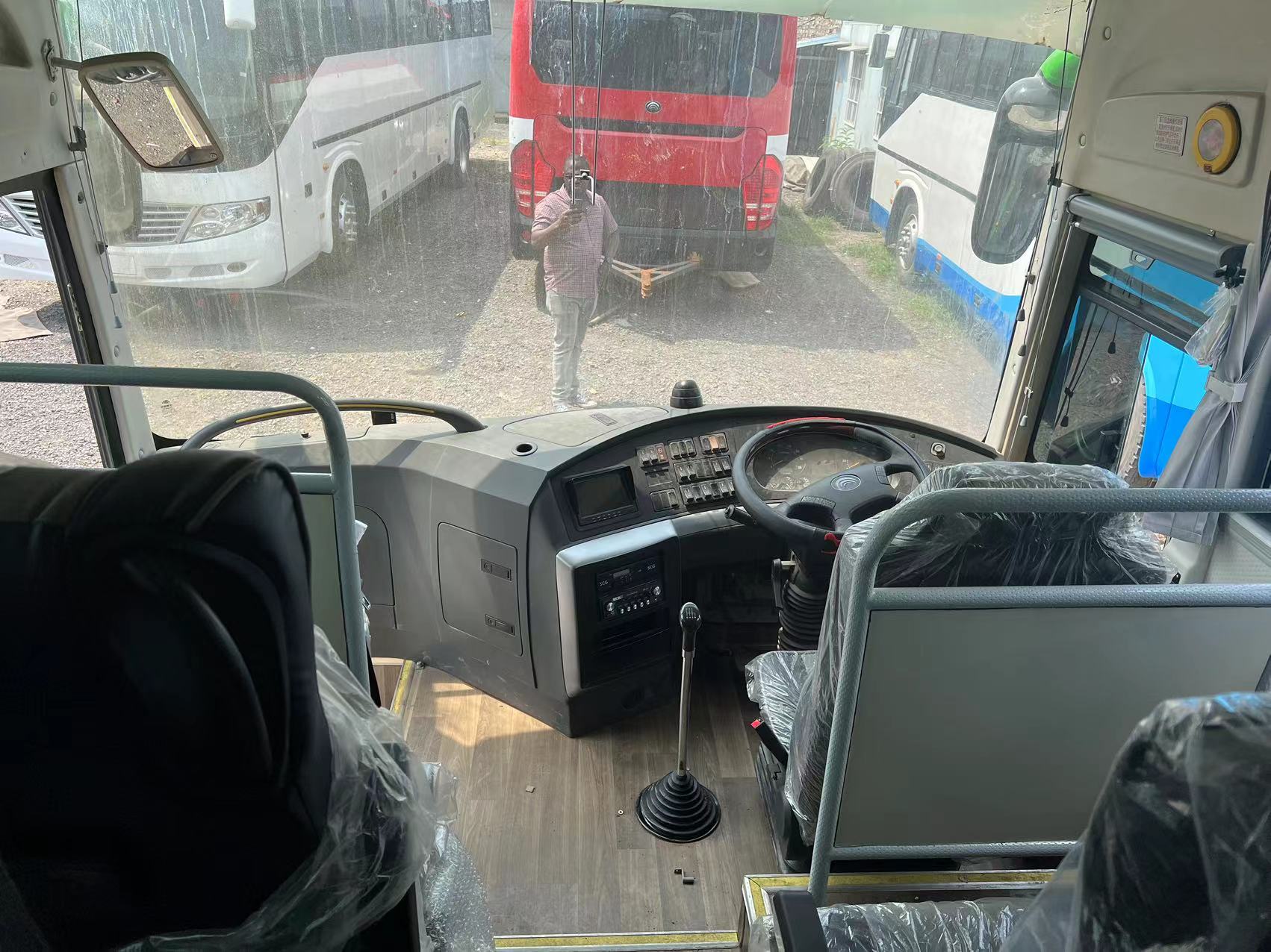50 Seats RHD Yu Tong Bus Right Hand Drive Tour Buses Coach Euro 3 Manual Transmission