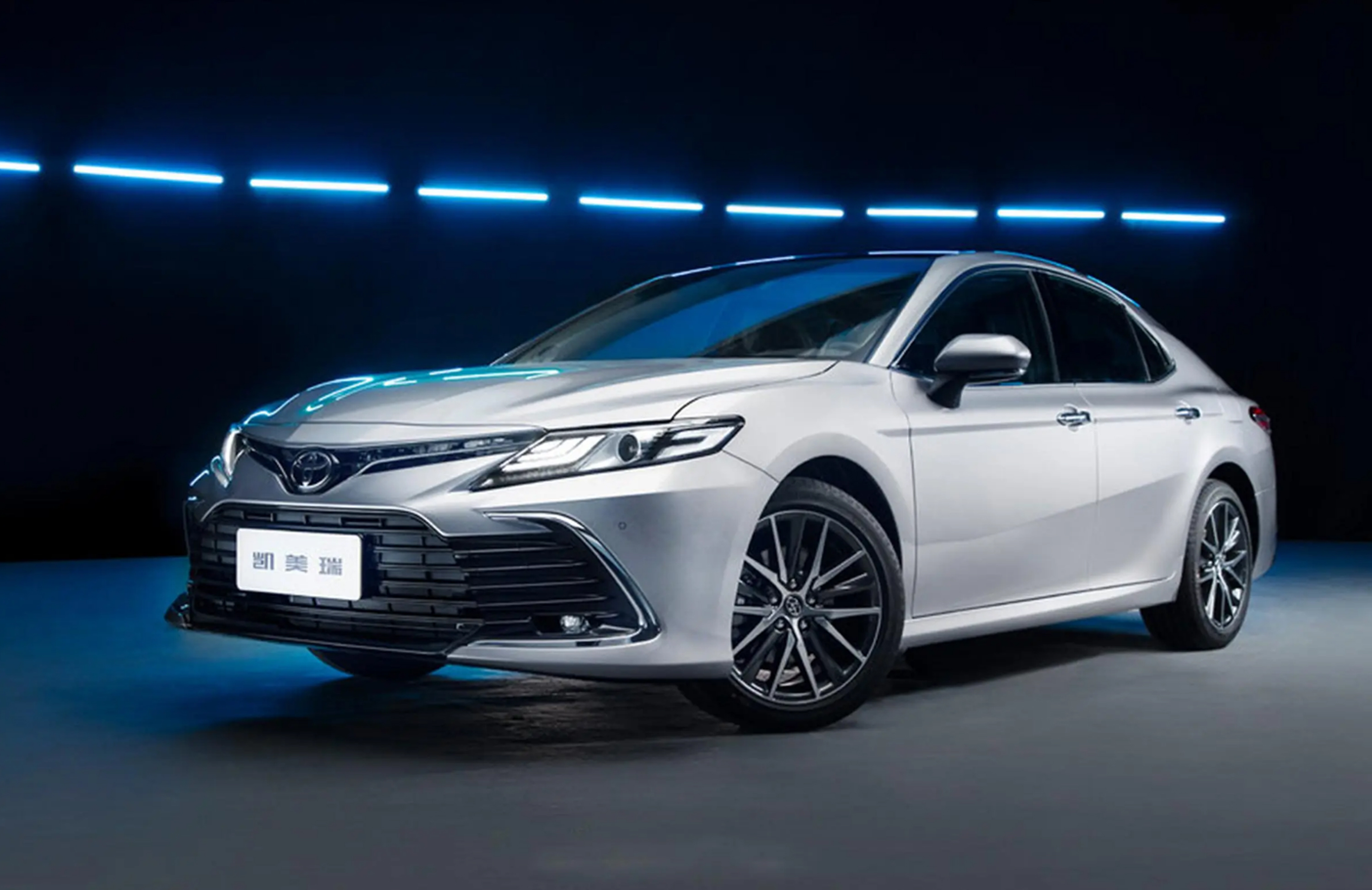 2025 2.0L 4-doors 5-seats Luxury Toyota Gasoline Sedan Autos Used Toyota Camry 2023 2024 Hybrid Car of Max Speed 160km/h