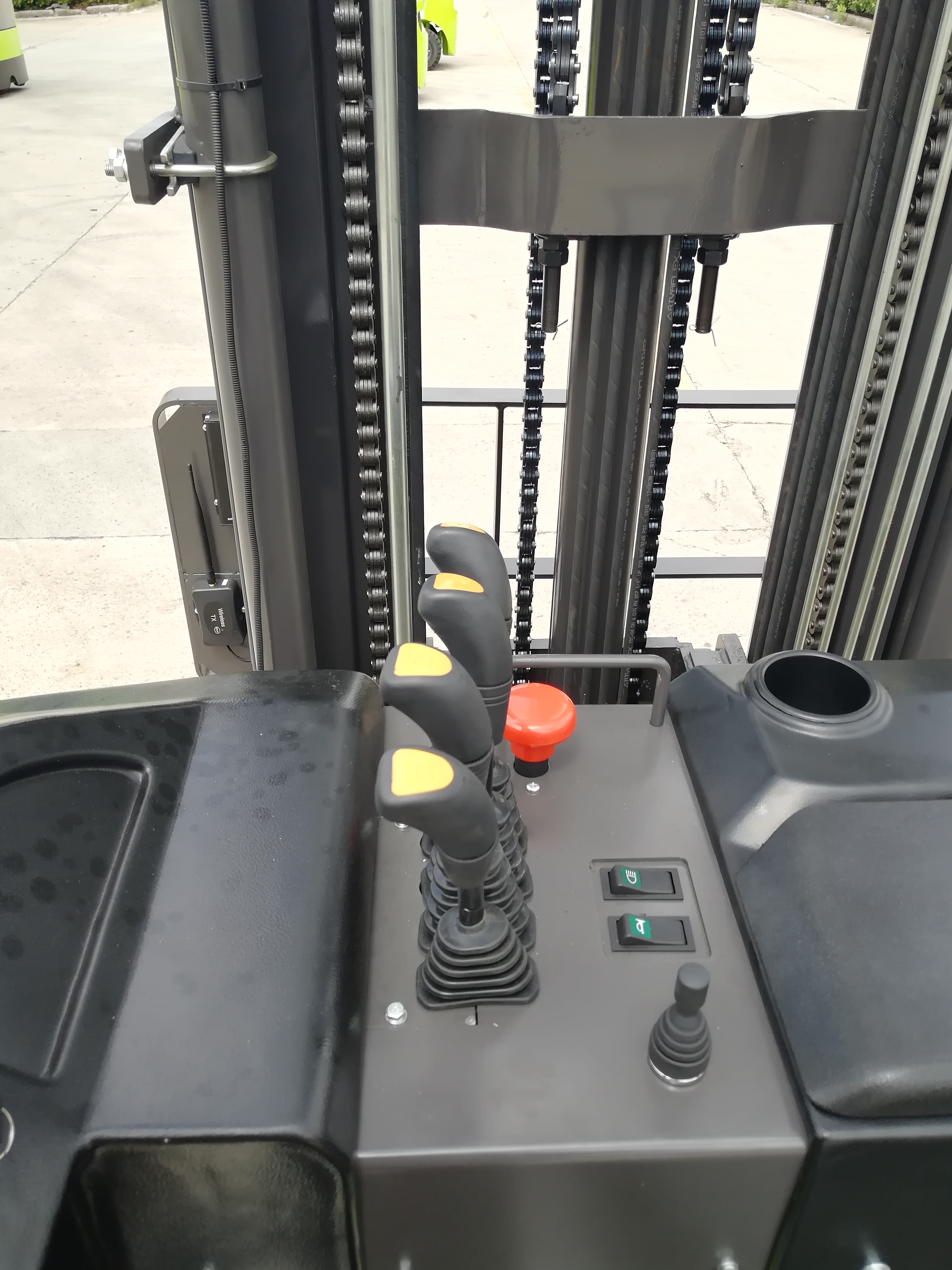 Convenient Monta Cargas Li-ion Battery Electric Reach Truck with Battery Charger
