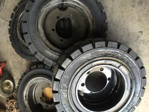 Quality Factory Price 3.5t forklift truck tire 7.00-15, solid tire Steel ring China High Quality 10.00-20 Forklift Solid Tyre wholesale