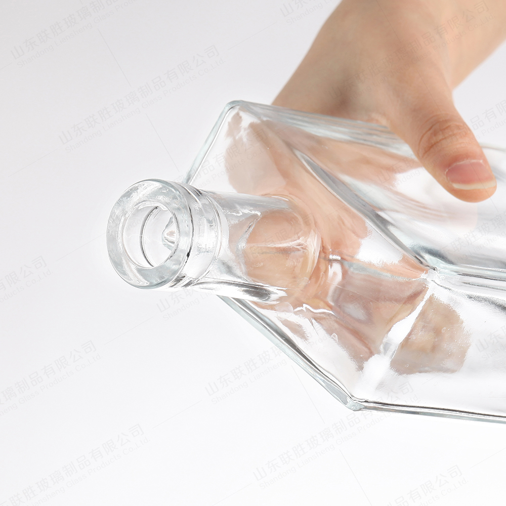 Industrial Beverage 500ml 75ml Empty Square Glass Bottles with and Body Material Glass