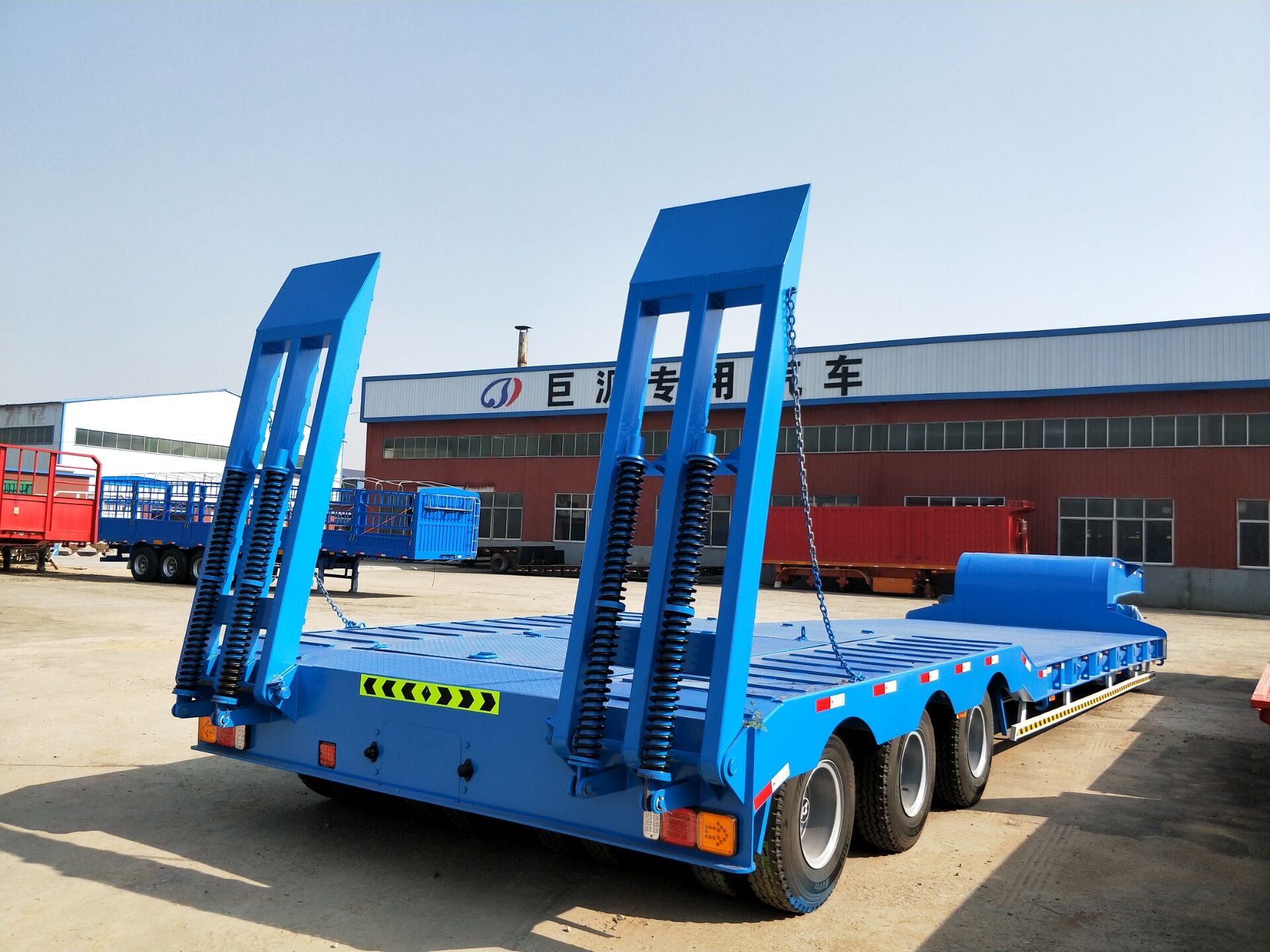 Semi-Trailer 150ton Heavy Duty 4 Line 8 Axle Low Bed Trailer with 32 Tyres and Gooseneck
