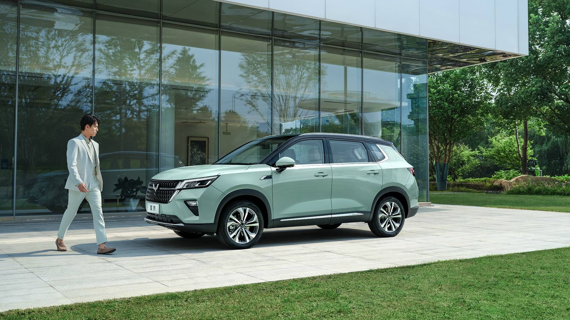 2023 Wuling Xingchen SUV 1.5L/2.0L Hybrid 5-Seat Engine 2.0L 136 Horsepower L4 Oil Electric Hybrid LxWxH 4594x1820x1740