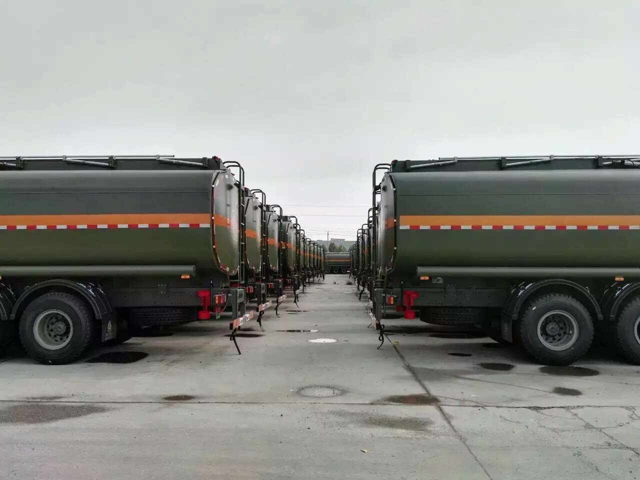 40ft 3 Axles Platform Rail Side Semi Trailer with EBS Brake System for Cargo Delivery