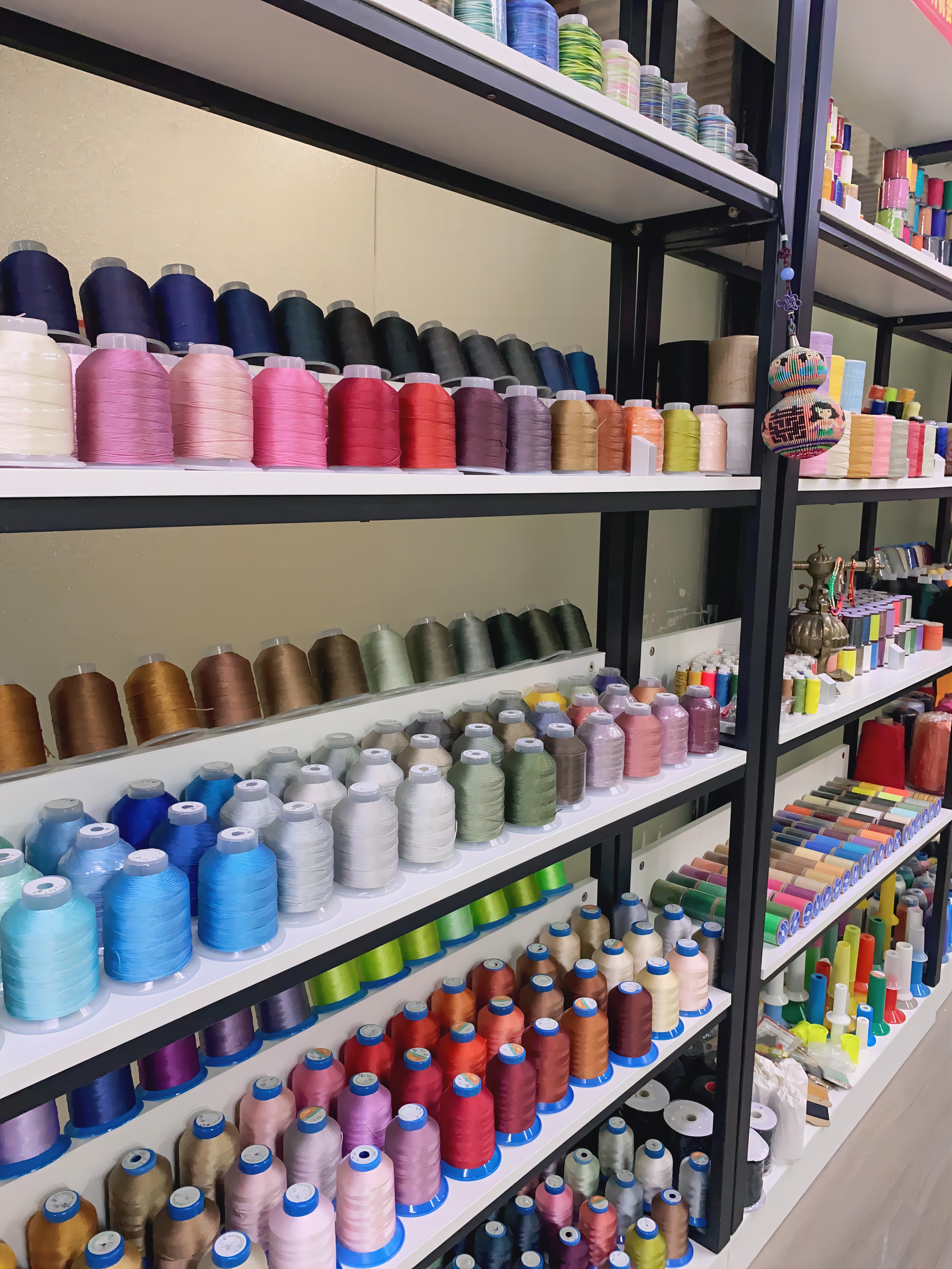 4000y Filament Polyester Embroidery Thread 120d/2 for Machine Embroidery Production