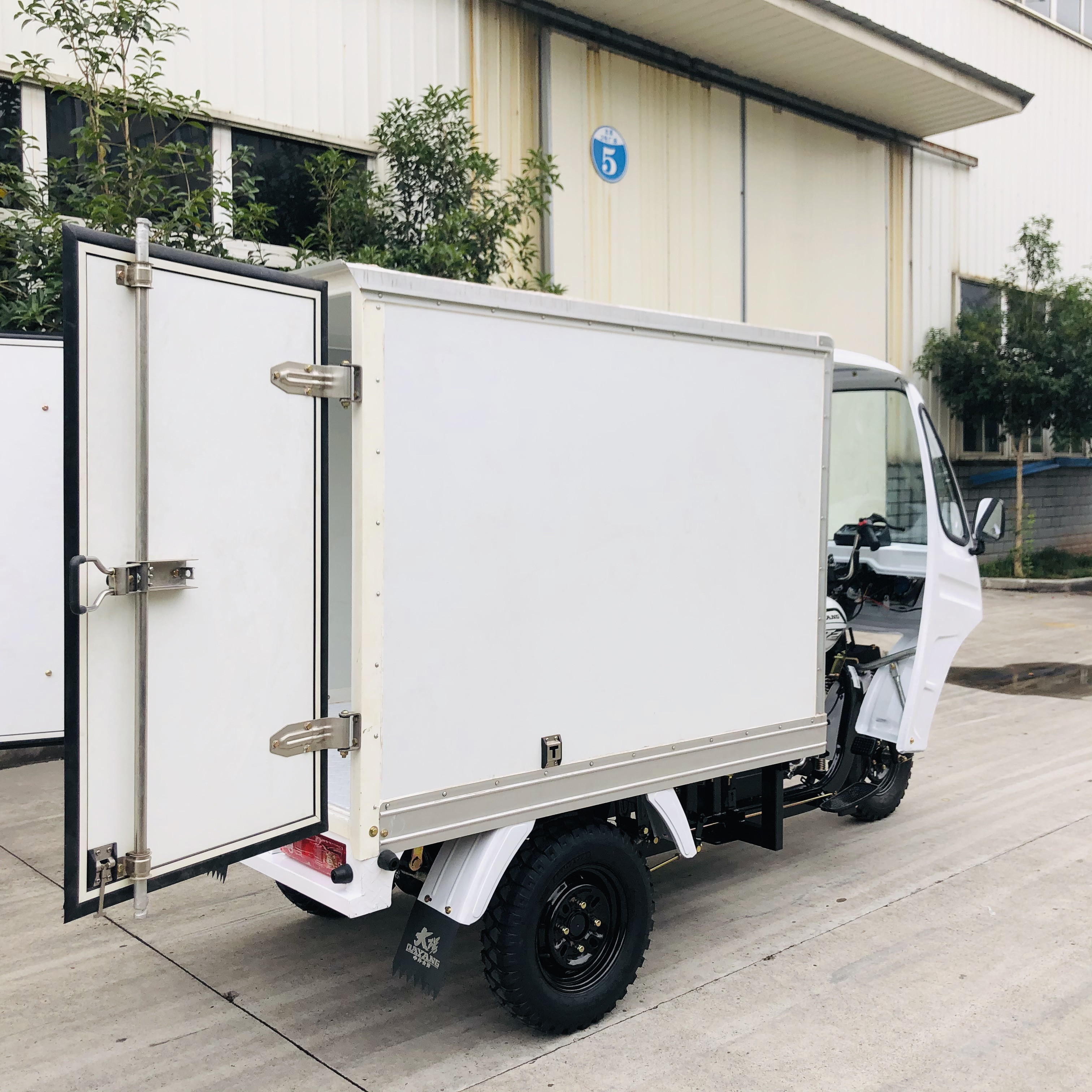 Three Wheel Refrigerator Cargo Tricycle with Iron Cabin and Hydraulic Rear Brake