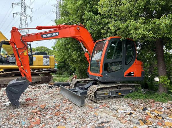 Hot Sale 90% New Korea 7Ton Used DOOSAN DX75 Excavator 42.5KW Engine Included