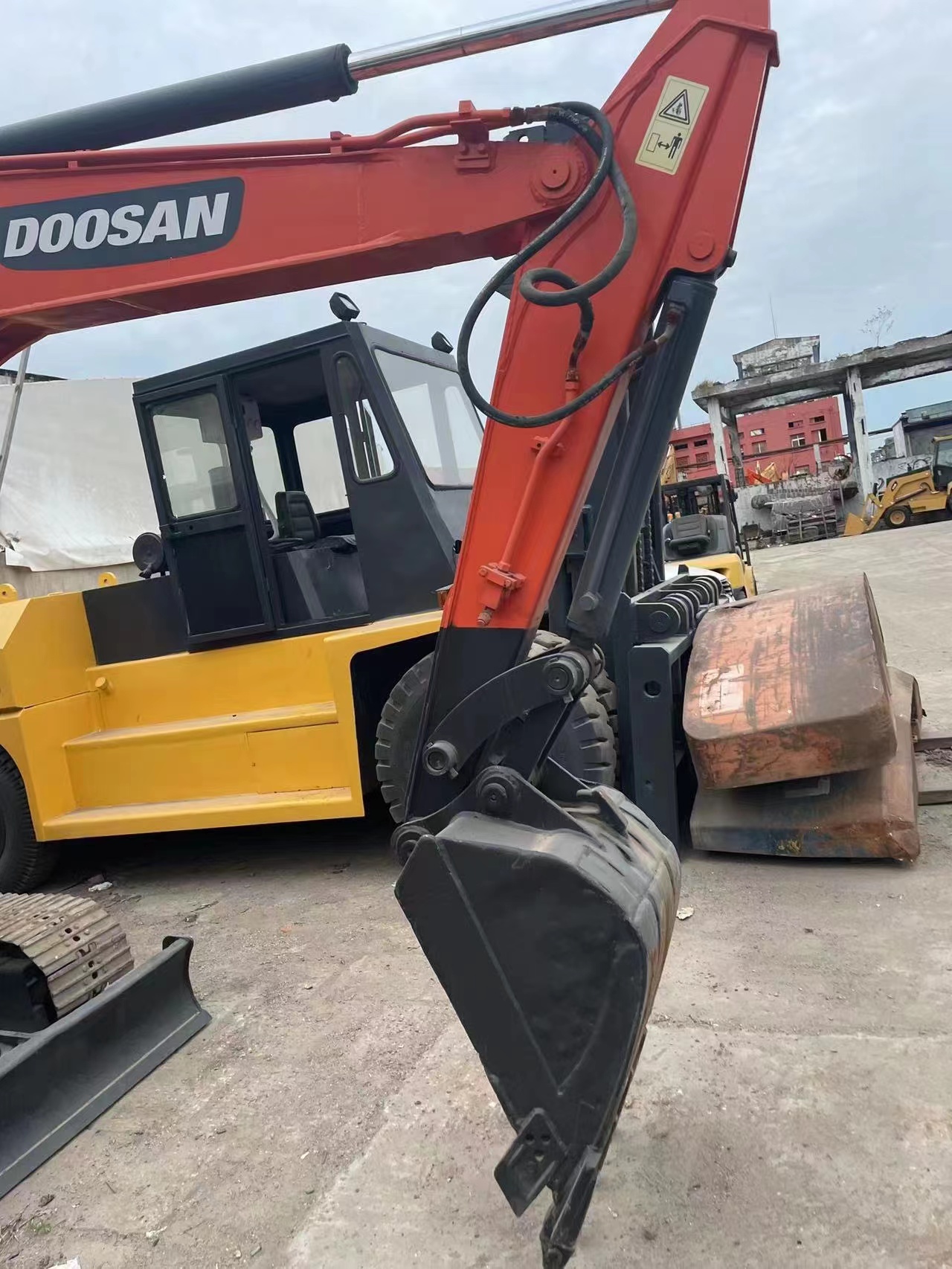 original second-hand Doushan DH55 excavator is in good condition strong and simple maintenance
