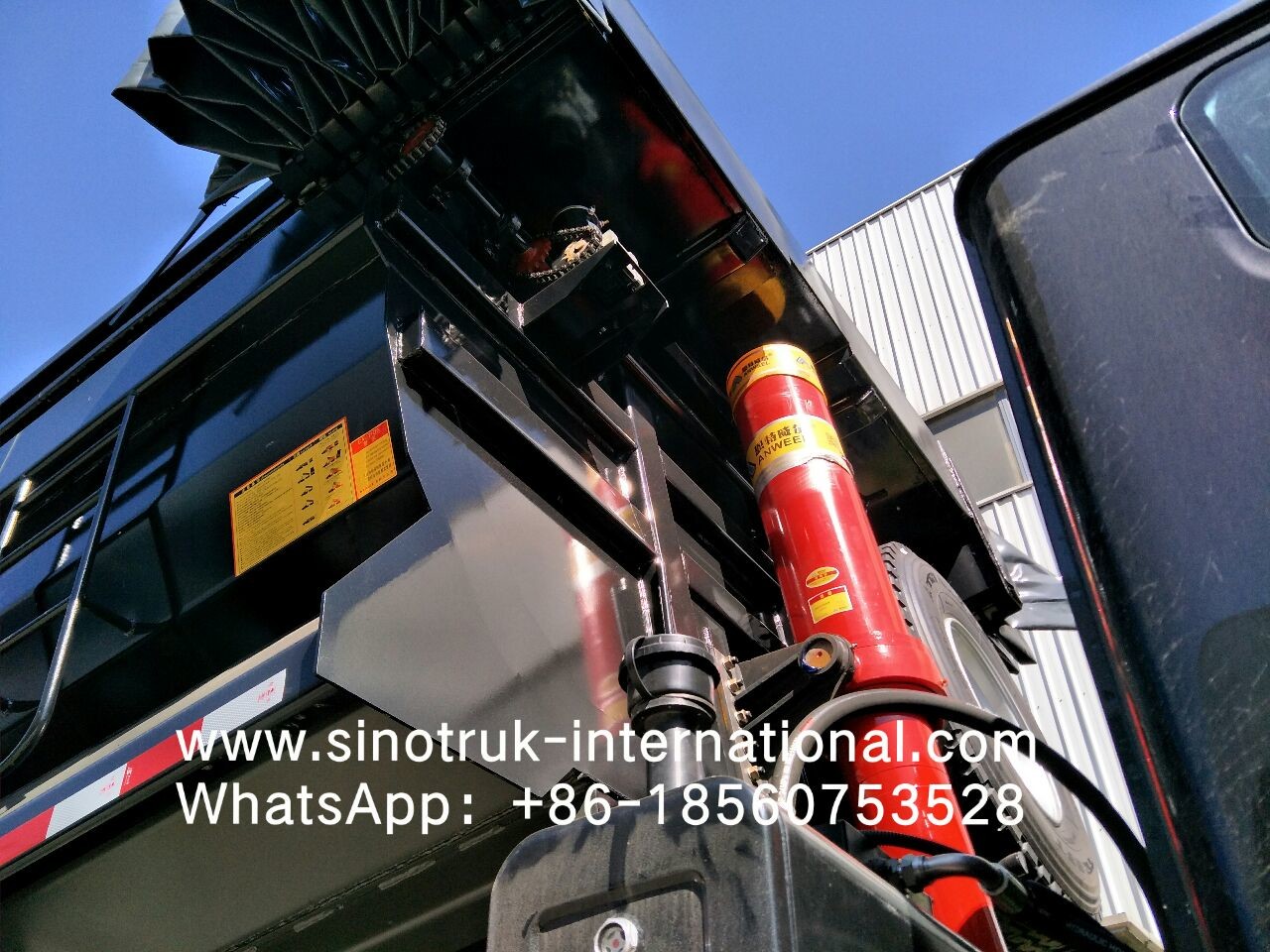 Sinotruk HOWO Tipper Dump Truck 8X4 371hp 12 Wheels Black N7 ZZ3317V386JB1R