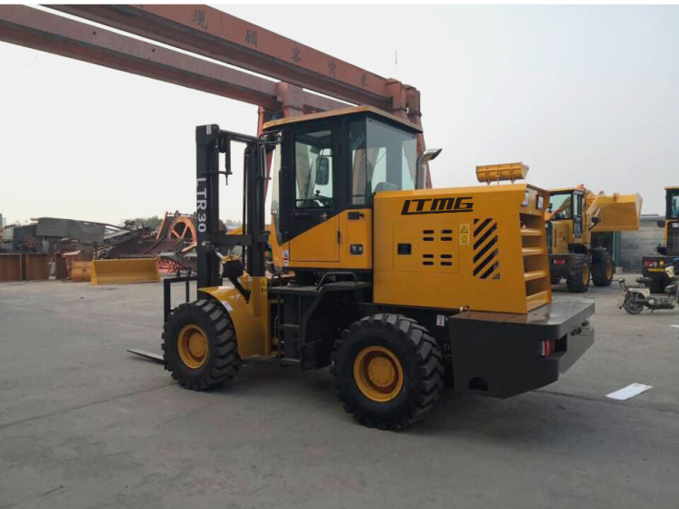 4WD / 2WD Compact All Terrain Forklift , Four Wheel Drive Forklift Diesel Powered