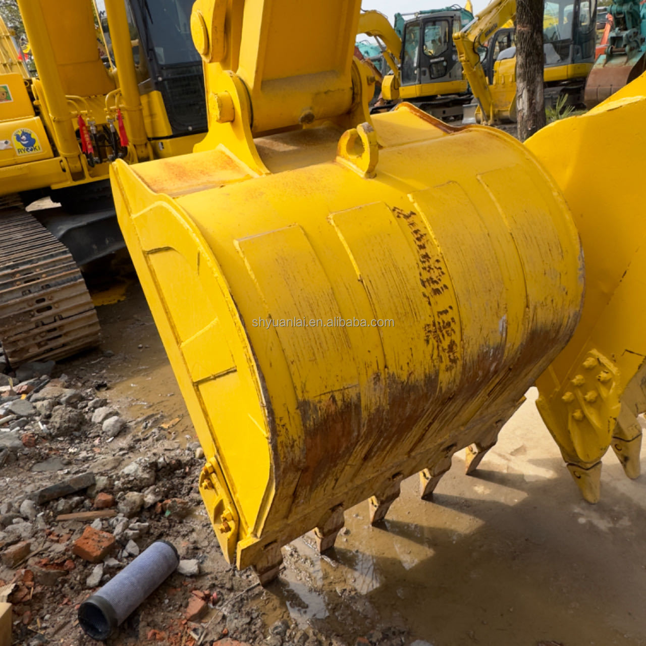 Excavating 22 tons of durable hydraulic track type PC Komatsu 220 second-hand excavator at a low price and selling well