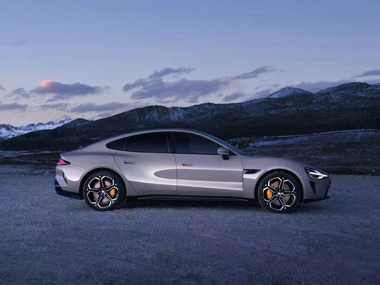 Max Torque 400N.m Xiaomi SU7 2024 Standard Edition Pure Electric Vehicle with 299hp and Long Range 668km