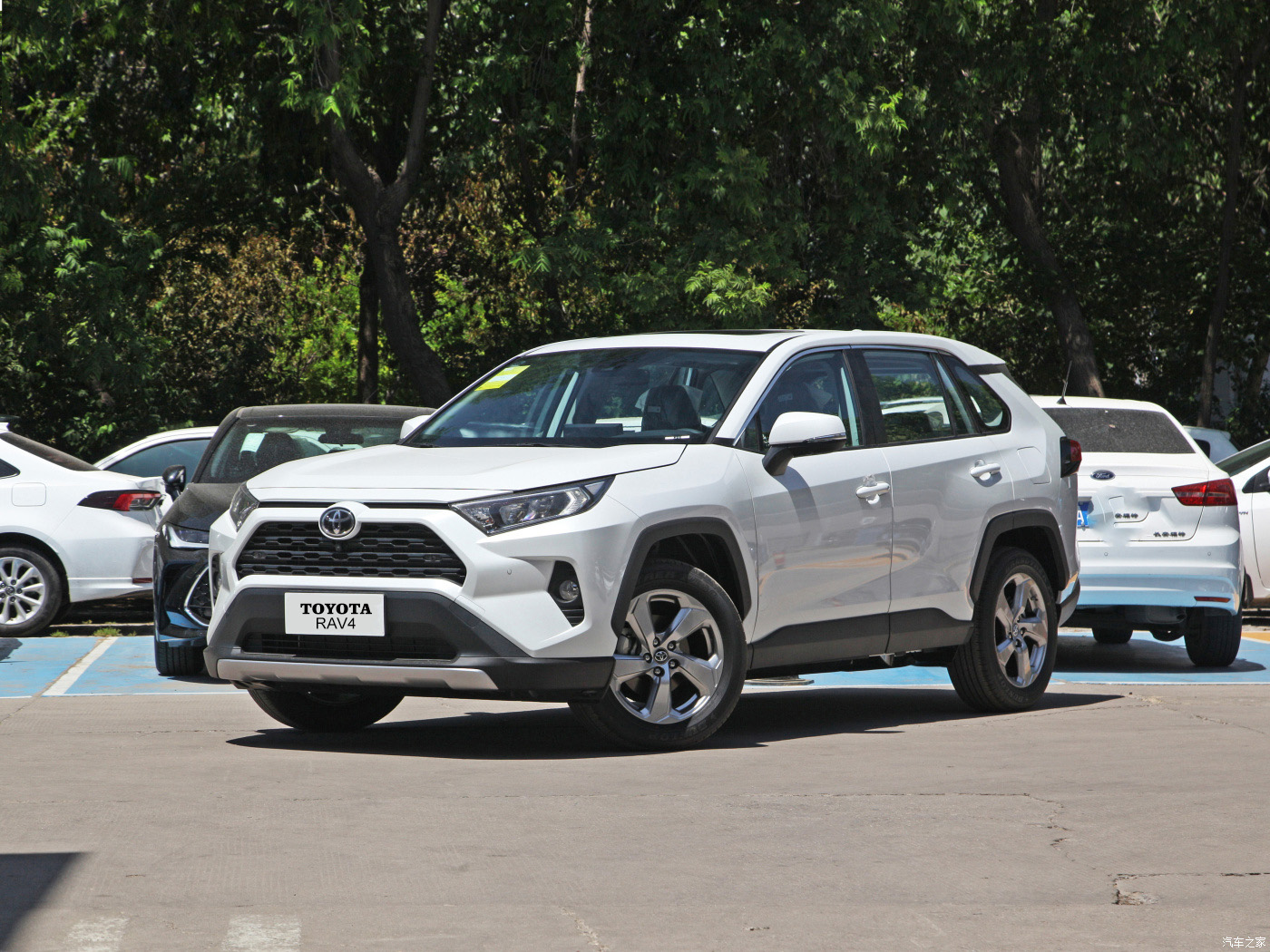 The 2023 2024 TO-YOTA R-AV4 Electric Copilot Seat Adjustment Automatic Headlight Gas/Petrol Cars