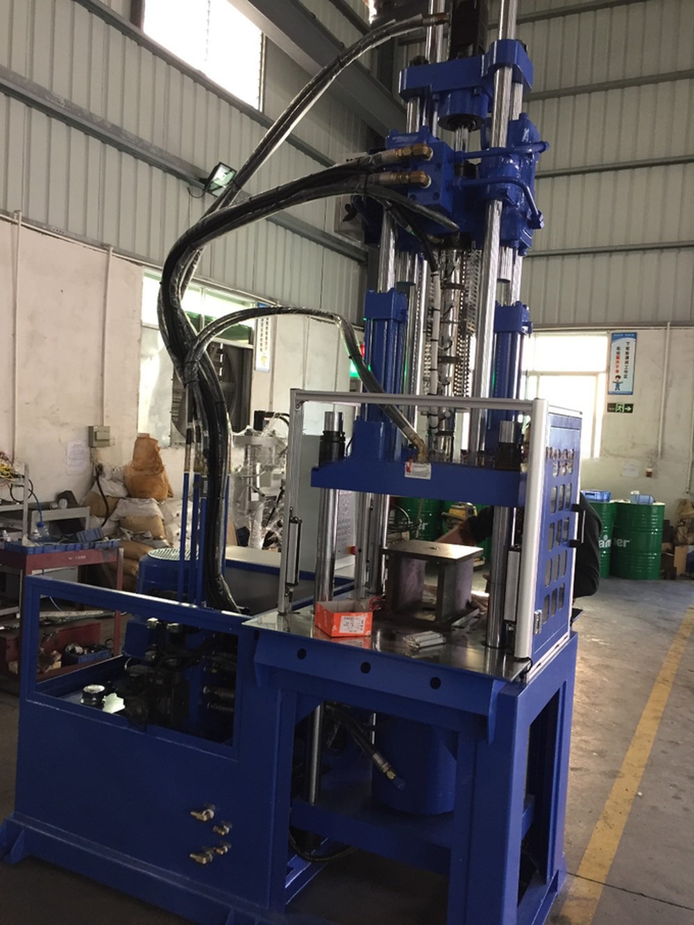 200MM Opening Stroke 55T Hydraulic Vertical Injection Molding Machine With 2 Working Table