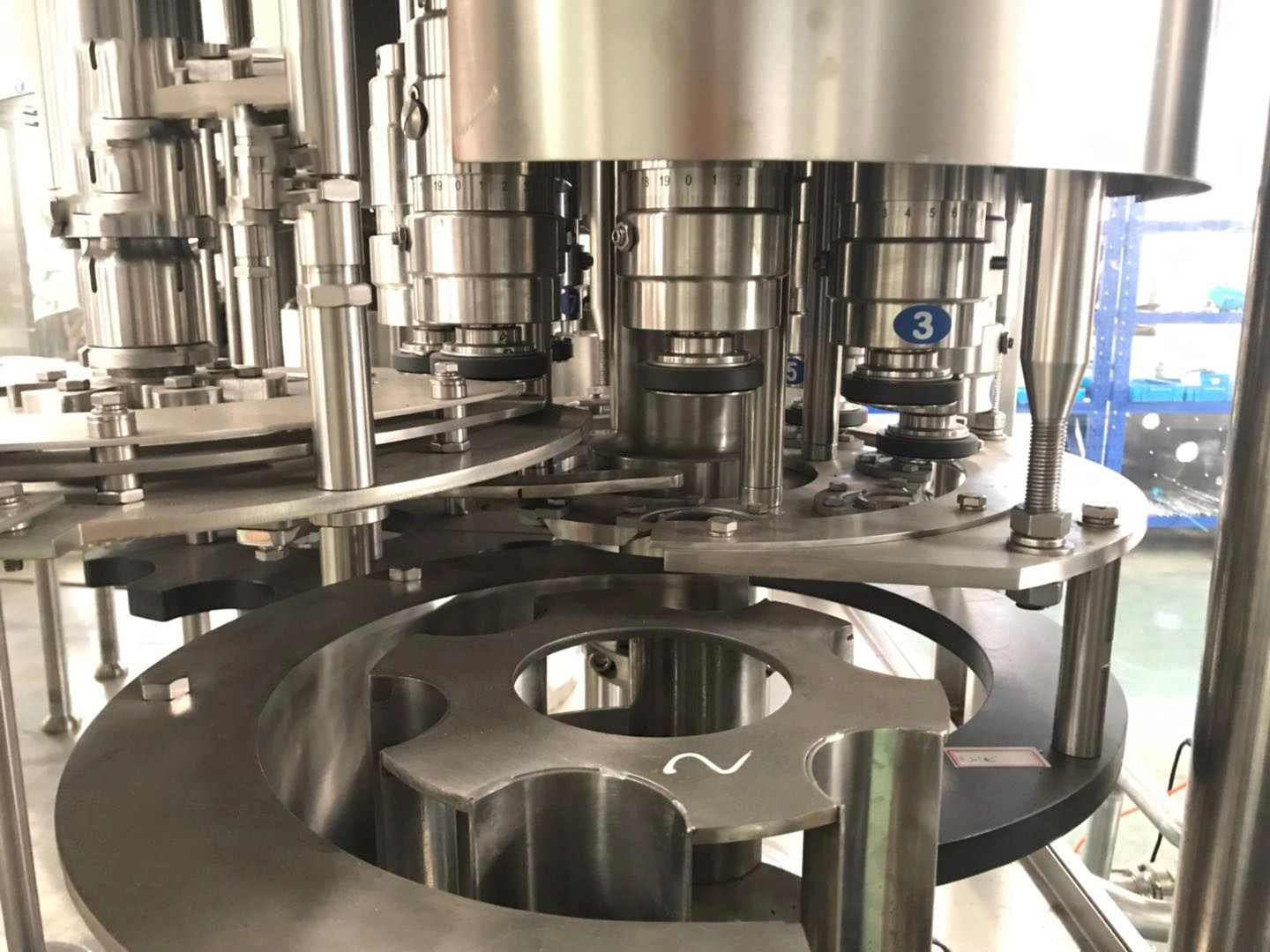Silver Gray Automatic Aseptic Rotary Bottle Filling Machine